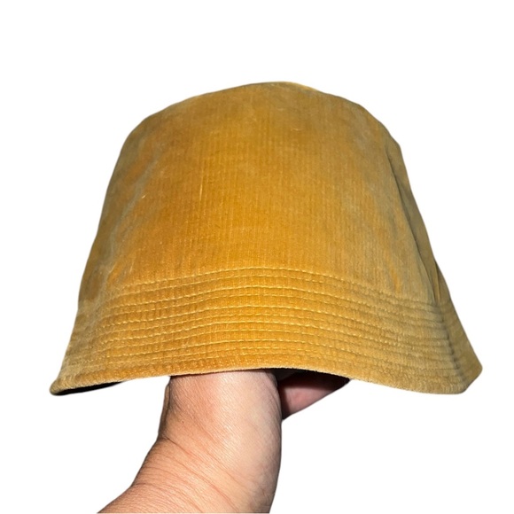 Vintage 1950s Cloche Hat Gold Velvet Unique Button Accents Adjustable - Picture 4 of 8